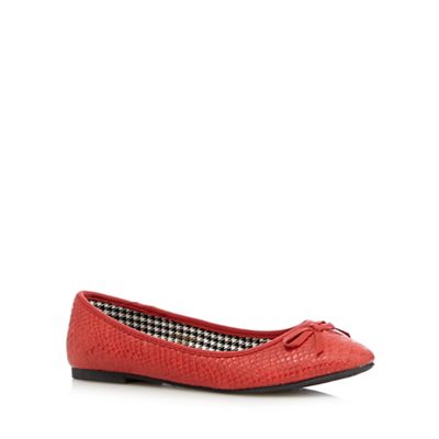 The Collection Red textured bow pumps